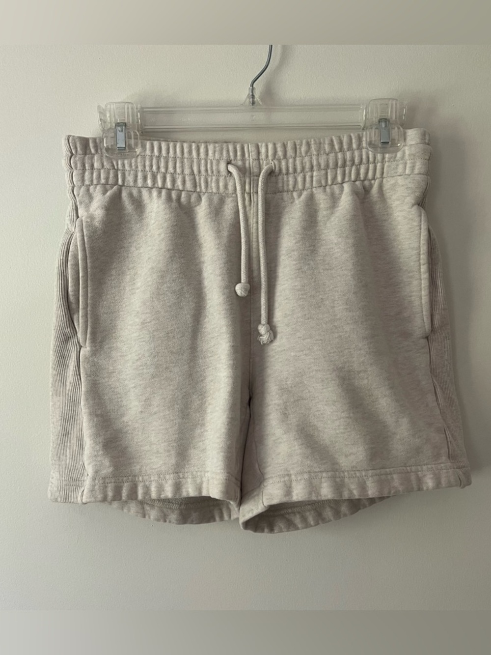 Aritzia TNA Cozy Fleece Boyfriend Sweat Shorts XS Beige Pockets Neutral